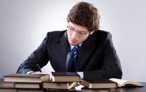 Examen habilitante para abogados sería inconstitucional, por vulnerar derecho a la igualdad