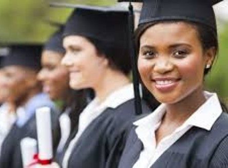 Proyecto de ley daría más becas a estudiantes de IES oficiales