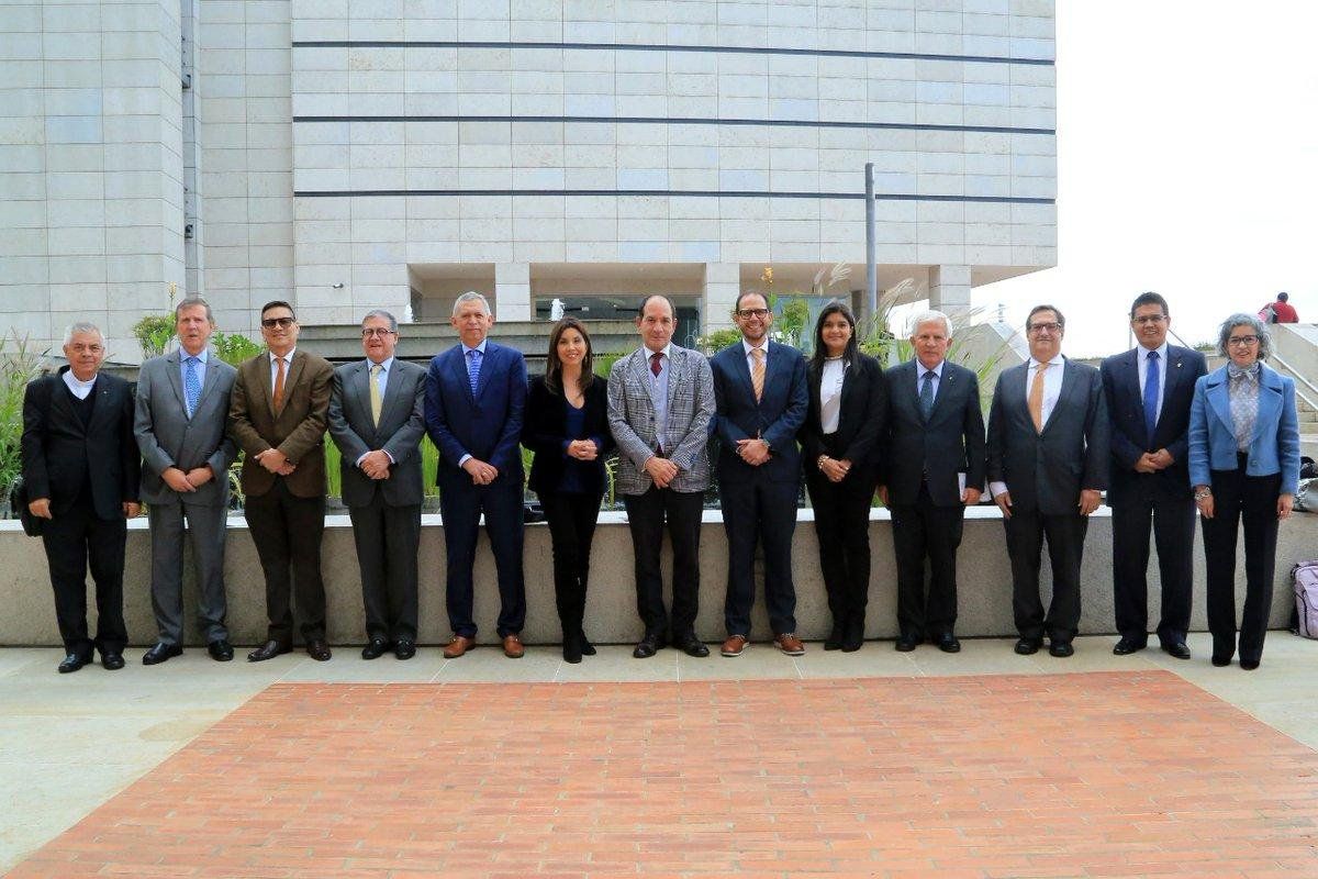 … Y si la ministra de Educación se reuniera con todos los rectores?