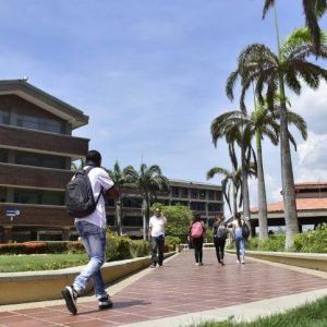 En un ambiente caldeado asume rectora (e) de Uniatlántico