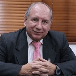 Uniquindío re-elige a José Fernando Echeverry en la rectoría