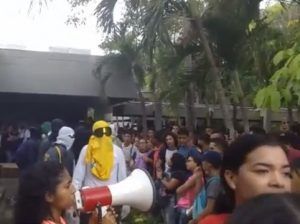 Estudiantes de la universidad pública comienzan a acorralar a encapuchados