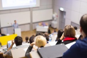 Peligrosa alerta para IES privadas: Comienza a ser más barato estudiar fuera del país