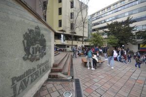 Juez sospecha que U. Javeriana discriminó a profesora y le ordena reintegrarla