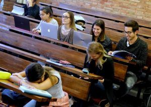 Docentes y estudiantes poco dimensionan beneficios de tecnología en el aula