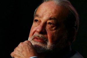 Empresario Carlos Slim cuestiona utilidad de tesis de grado para ingenieros