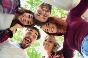 En Colombia, los jóvenes confían más en la academia que en el Estado