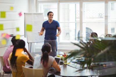 ¿Decanos y profesores deben hacer labores de mercadeo?