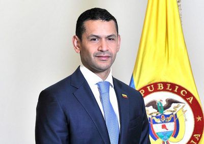 Cuestionan convalidación de título de maestría del ministro del Interior