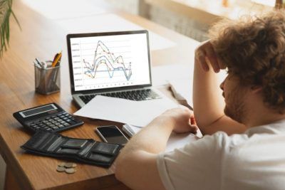 ¿Una Universidad puede pagar deudas a sus empleados con estudios en la propias IES?