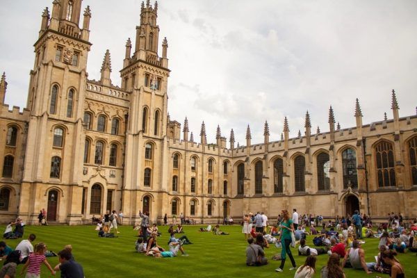 Por “Uberización” laboral, demanda contra U. de Oxford abriría camino a mejora en contratos docentes