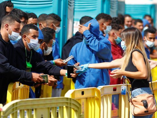 El drama de extranjeros en España con título universitario que no pueden homologar