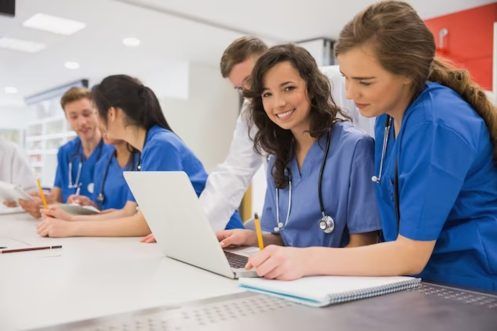Presidente y opositores piden más profesionales de la salud… y en Conaces niegan la apertura de nuevos programas