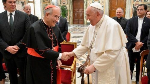 Papa Francisco pide a universidades católicas alejarse de la “estrechez de las ideologías”