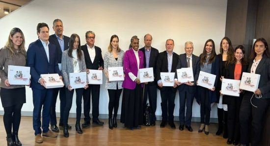 Ministra Vergara busca convencer a empresarios de sus propuestas de ley y, de paso, mejorar su imagen