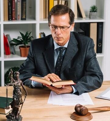 Abogados graduados antes de nuevo examen de Estado podrán tener tarjeta profesional definitiva