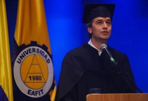 Contrario a la tradición, en vez de éxito desean a nuevos graduandos fracasos y desgracias