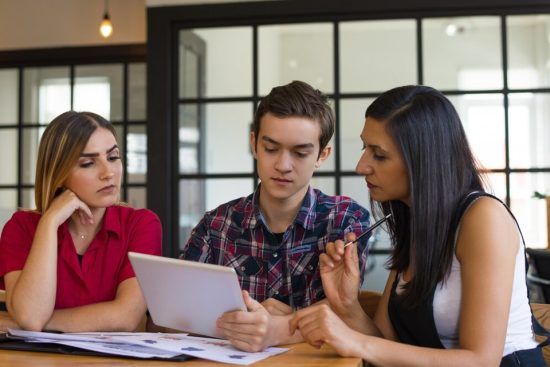 Jóvenes confían más en las universidades que en las iglesias, el Estado y los medios