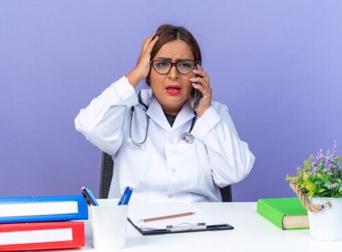 Además de la presión en la práctica, la excesiva carga académica de quienes estudian medicina los lleva a medidas desesperadas