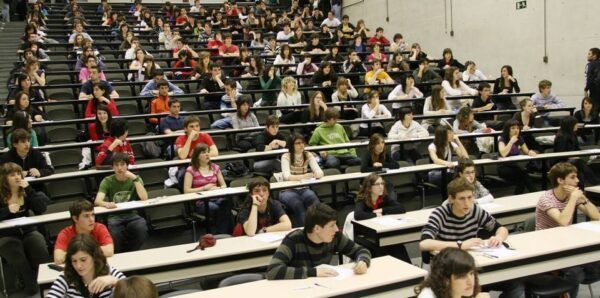 Pese a la desconfianza estatal, en España crece más la universidad privada que la pública
