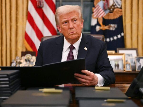 Trump aumenta conflicto con Harvard, le prohíbe matricular extranjeros