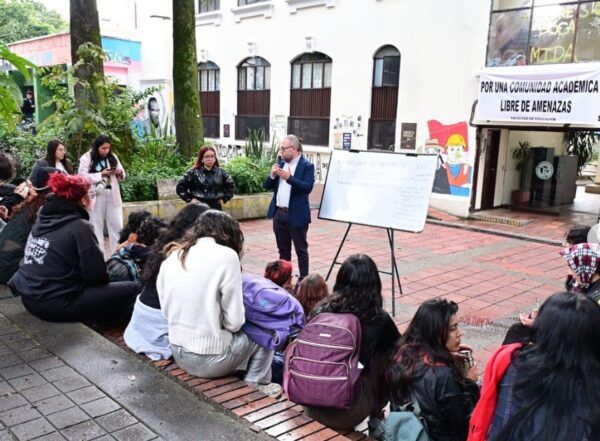 Por su ambiente e instalaciones, la U. Pedagógica dista de ser una institución educadora de educadores