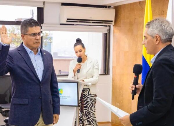 “Aquí estoy y aquí me quedo”. John Jairo Arboleda descarta renunciar a la rectoría de la U. de Antioquia